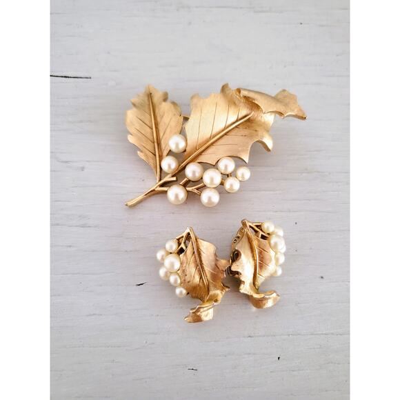 Vintage Mid-Century Crown Trifari Holly Leaf and Pearl Set - Picture 1 of 9